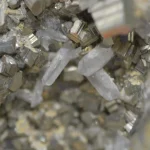 Pyrite cubique et cristaux de quartz