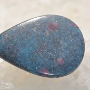 Ruby dans Kyanite Cabochon