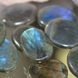 Labradorite poche